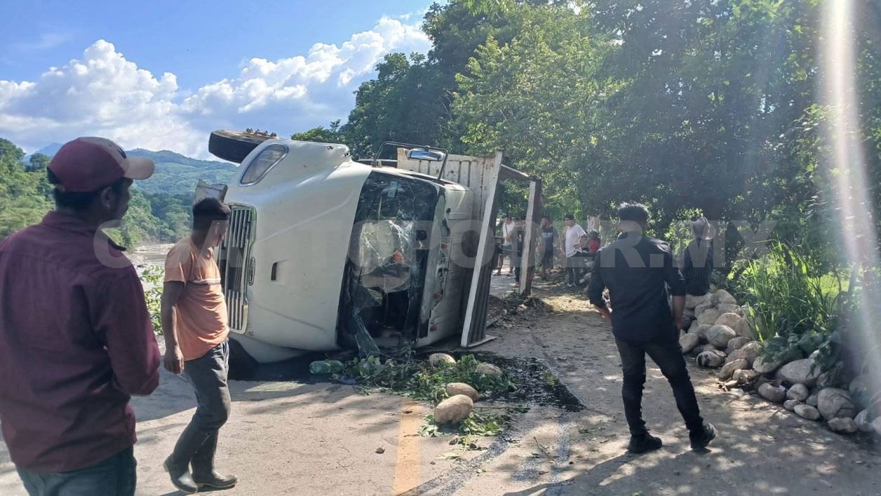 Volteo queda recostado fuera del camino