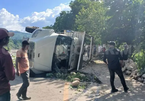 Volteo queda recostado fuera del camino