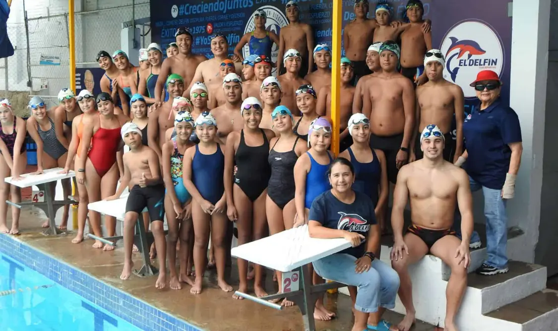 Nadadores de la selección infantil y juvenil de El Delfín y profesores estuvieron en la charla. Cortesía
