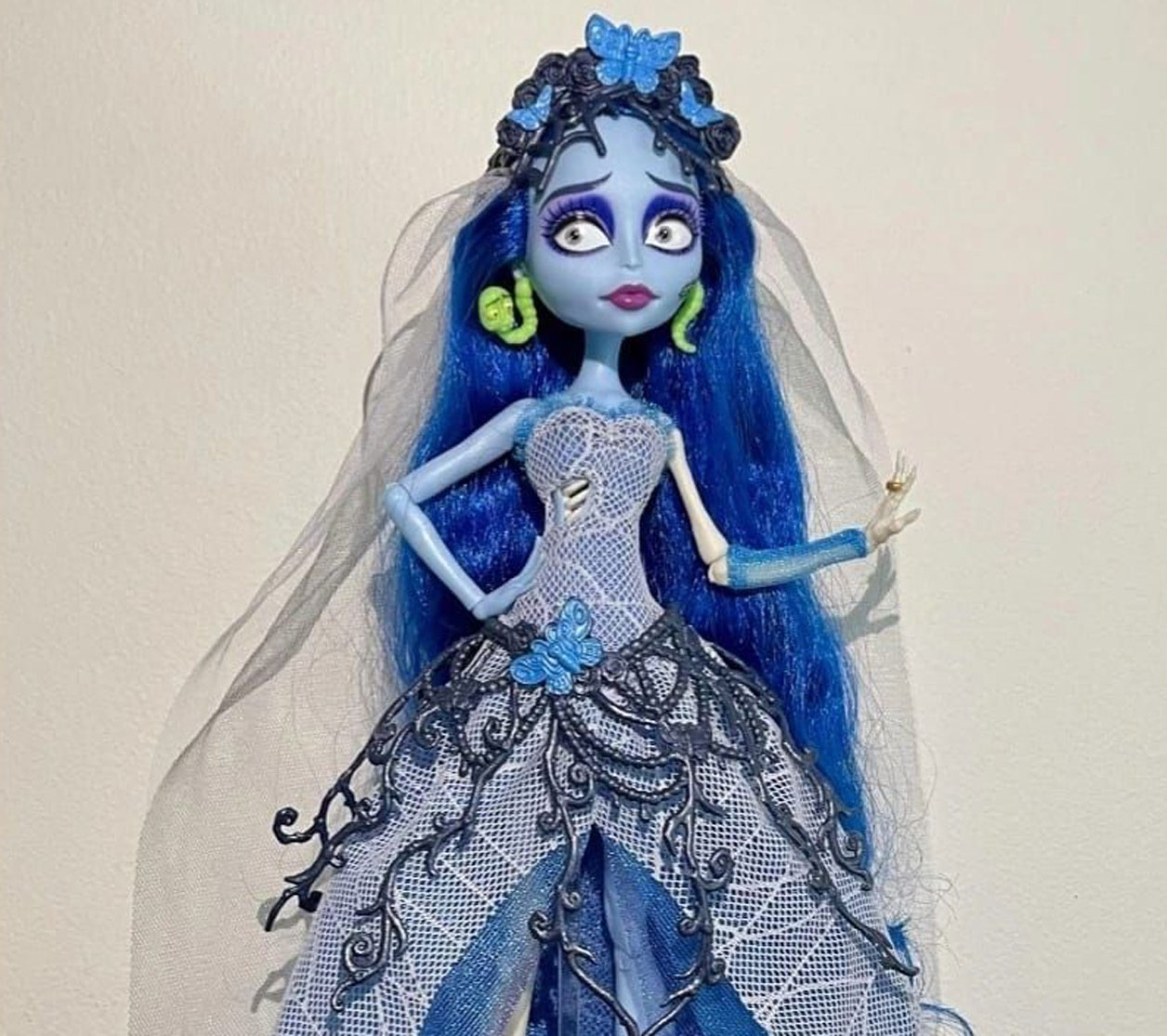 Lanzan muñeca de El cadáver de la novia