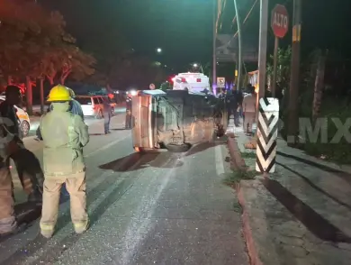 Camioneta queda recostada de lado; dos heridos