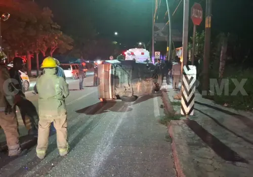 Camioneta queda recostada de lado; dos heridos