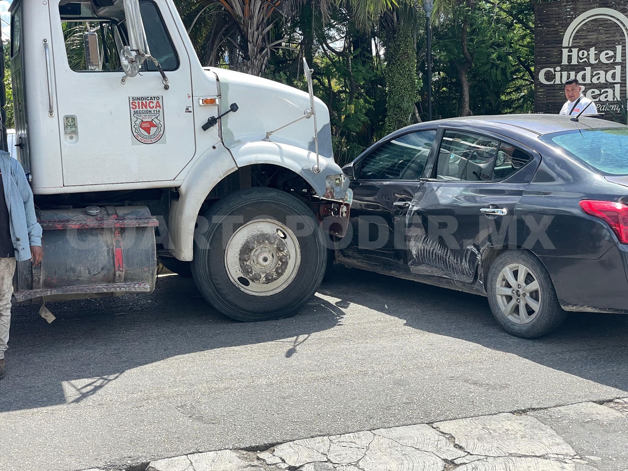 Volquetero colisiona contra automóvil en Pakal Ná