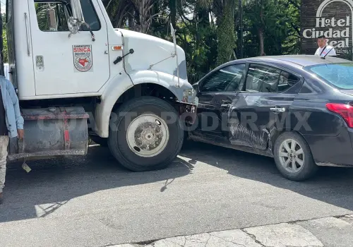 Volquetero colisiona contra automóvil en Pakal Ná