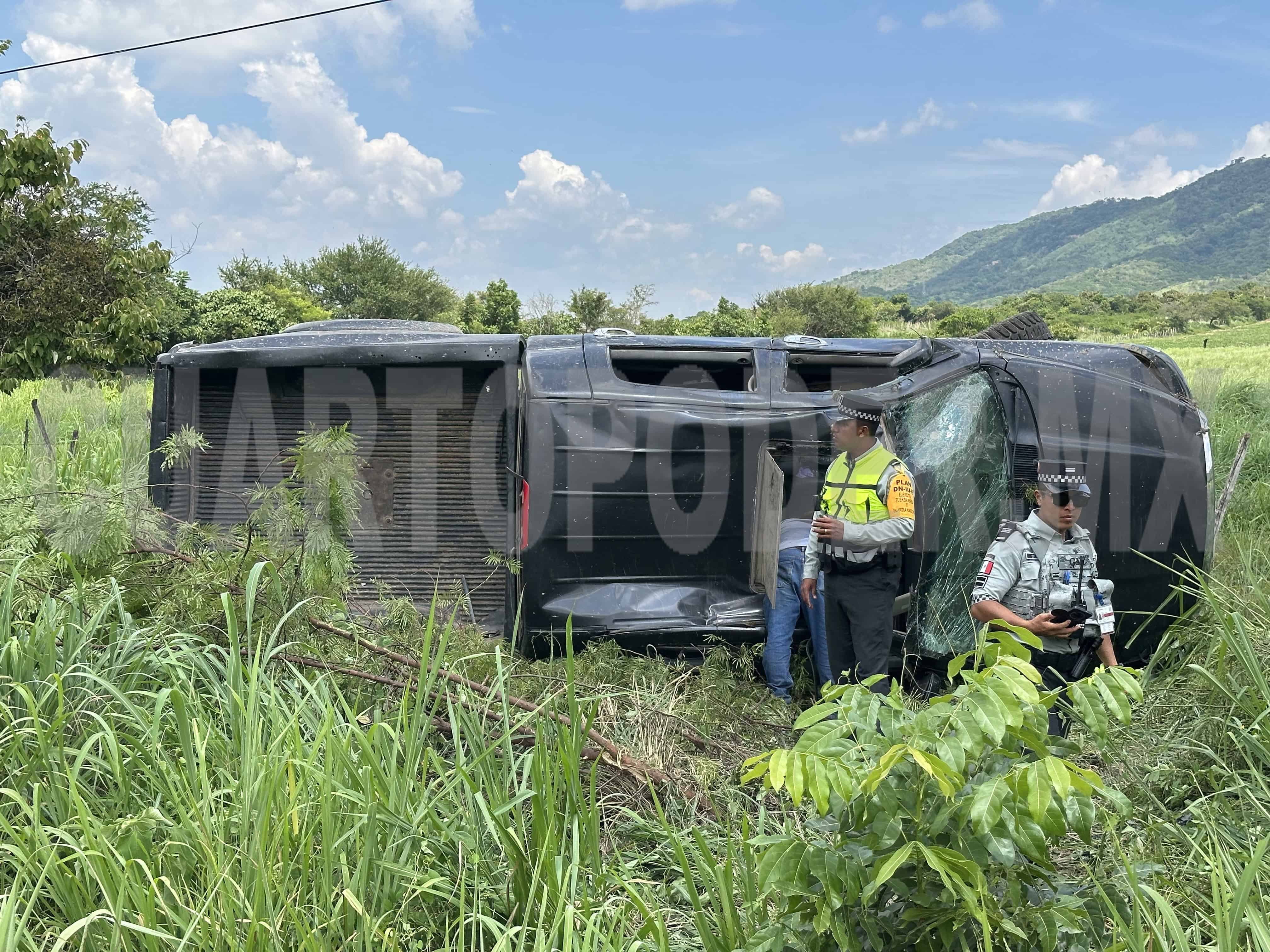 Termina pick up dañada entre la maleza