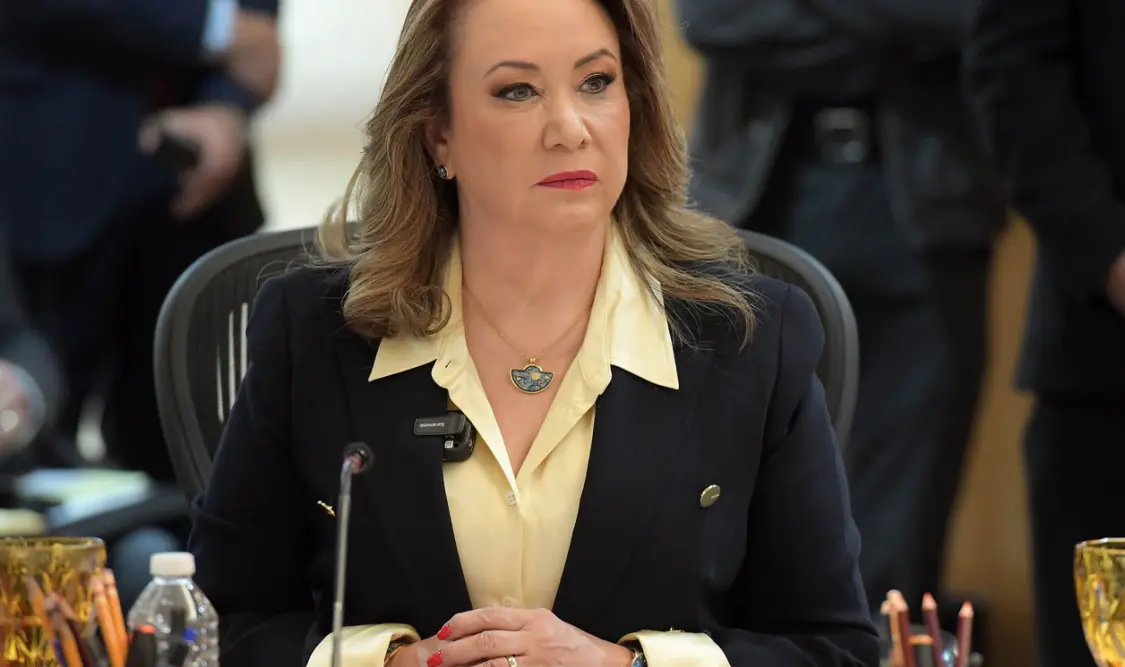 Ministra libra sanción por promoción de su imagen