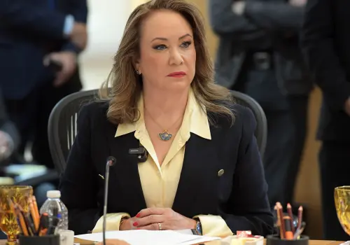 Ministra libra sanción por promoción de su imagen