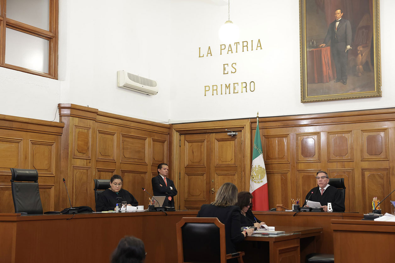 Gana Córdova amparo para ser eliminado de libros