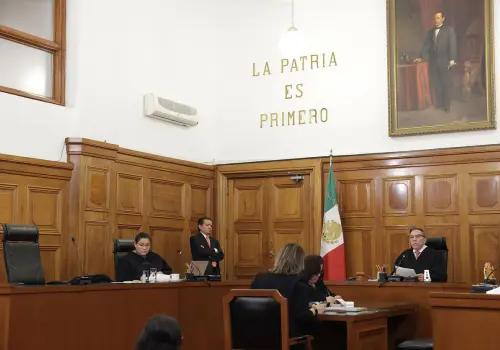 Gana Córdova amparo para ser eliminado de libros