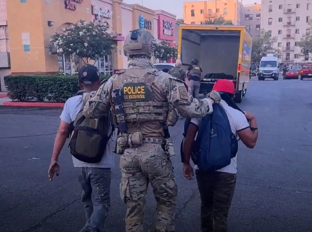 Consulado de México en Los Ángeles registra redada