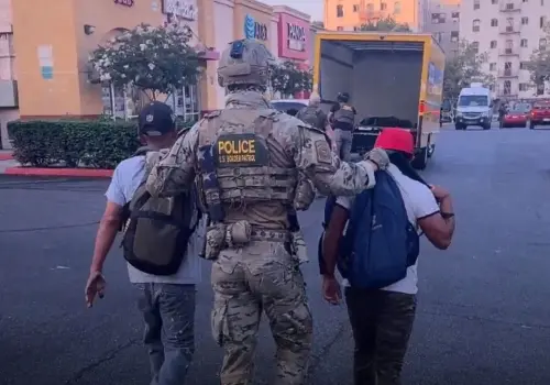 Consulado de México en Los Ángeles registra redada