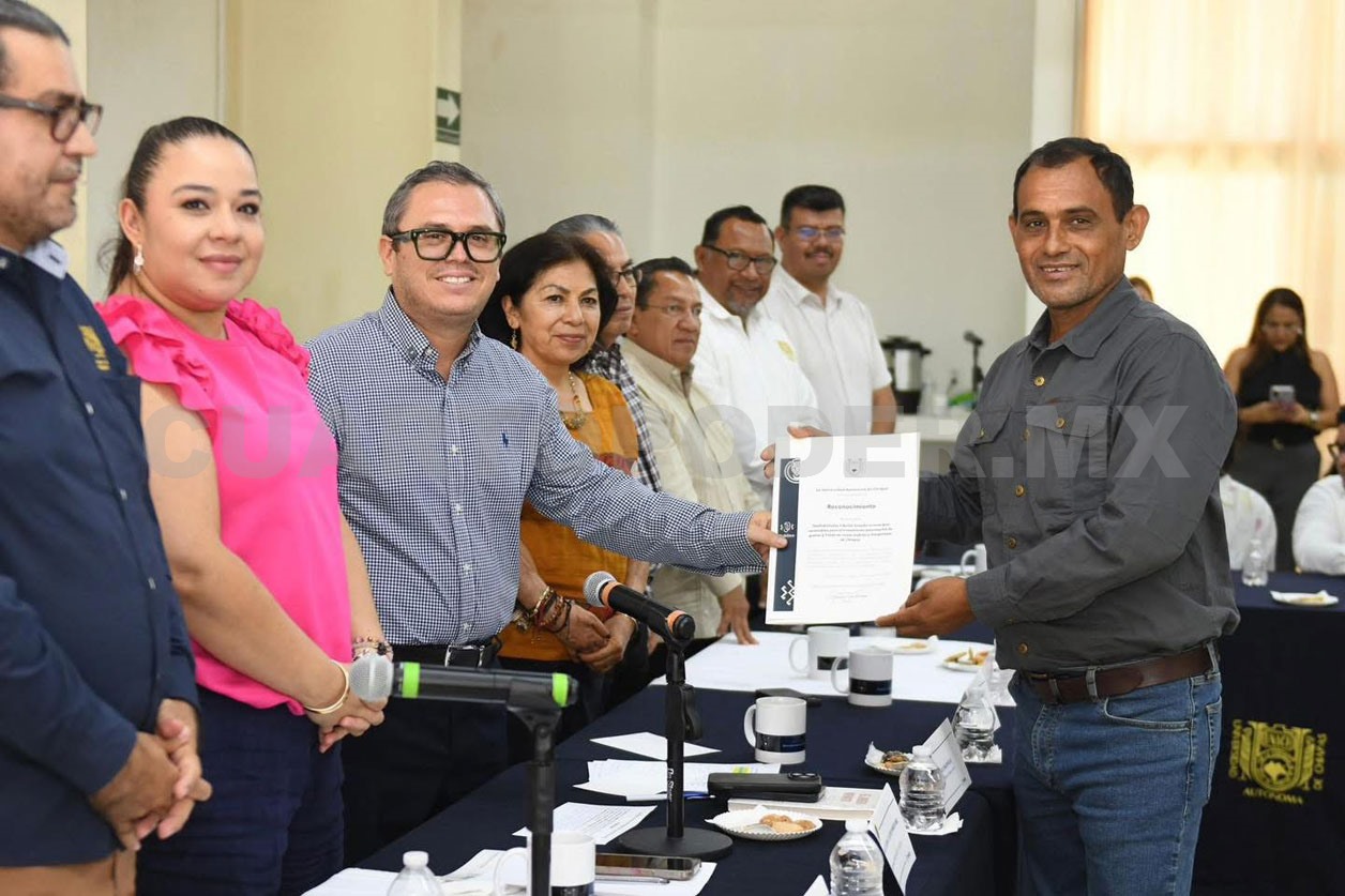 Unach reconoce a investigadoras e investigadores