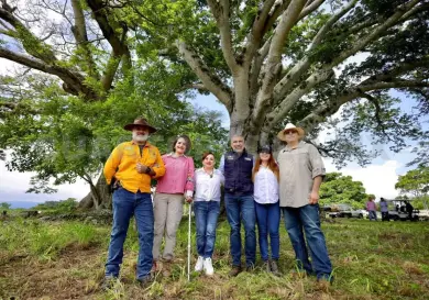 Ángel Torres reforesta el parque Guanacastle
