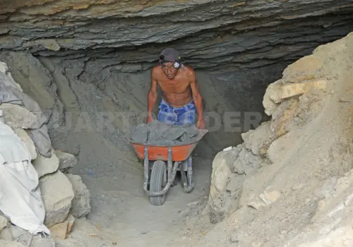 Destacan riesgos en la extracción del ámbar