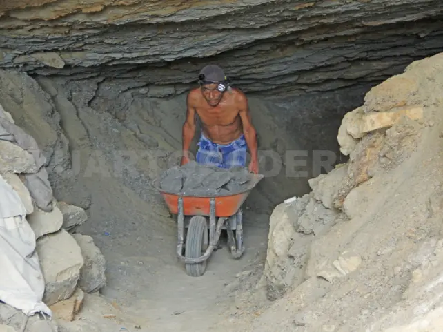Destacan riesgos en la extracción del ámbar