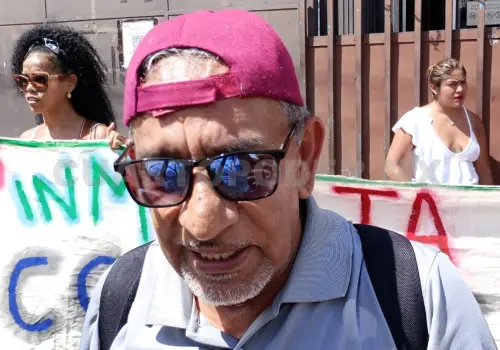 Activista es detenido por tráfico de personas