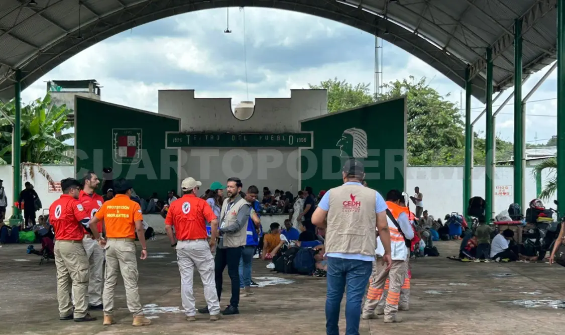 Migrantes descansaron en el domo del parque 5 de Mayo. Víctor Sánchez / CP