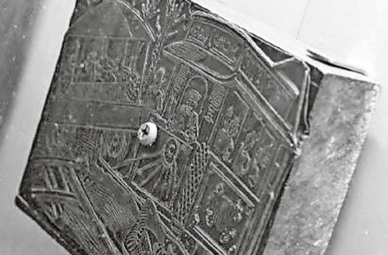 Inbal recupera placa dañada de Posada