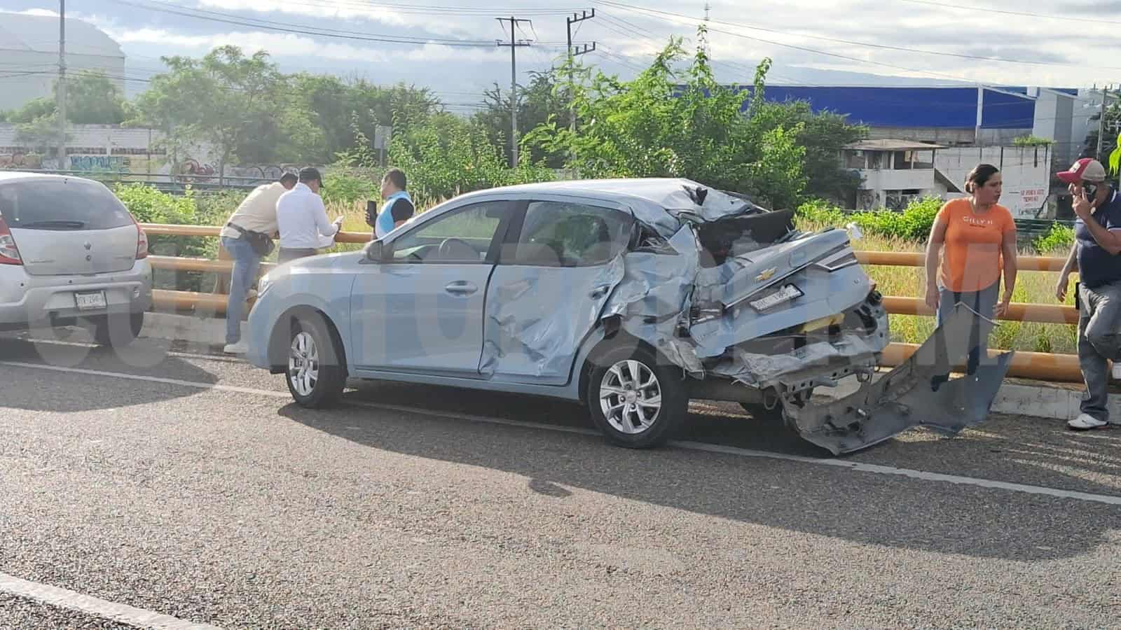 Vuelca camión de carga por corte de circulación