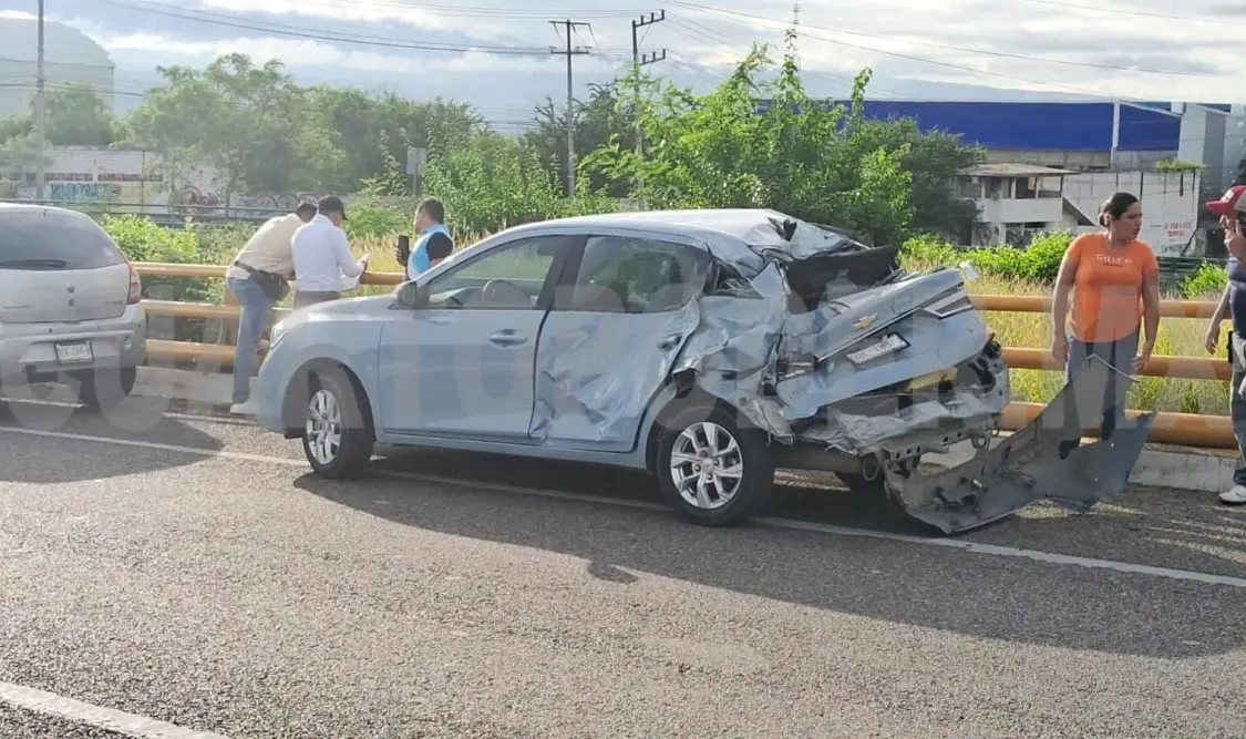 Vuelca camión de carga por corte de circulación