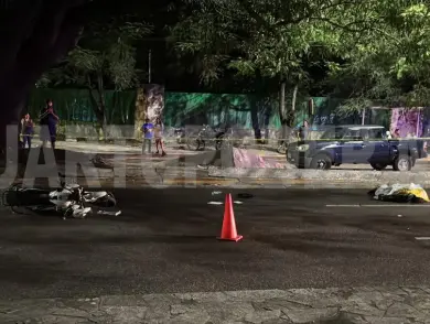 Derrapa nuevamente joven motorista y fallece