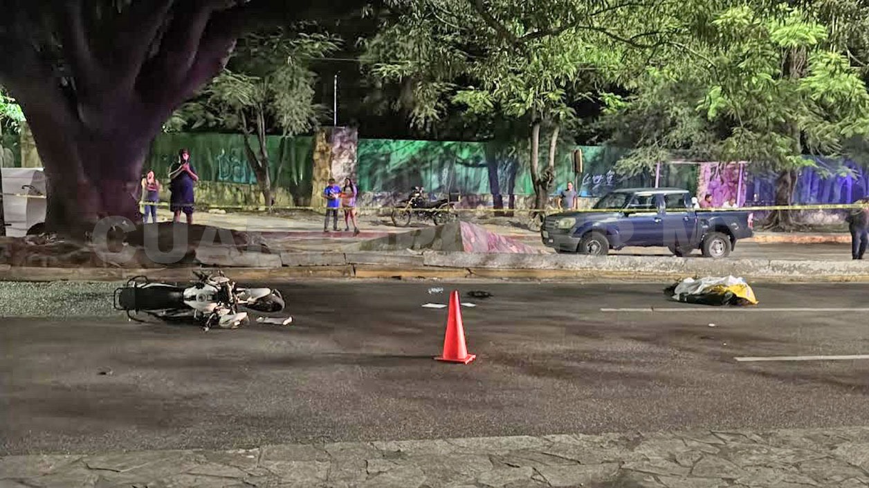 Derrapa nuevamente joven motorista y fallece