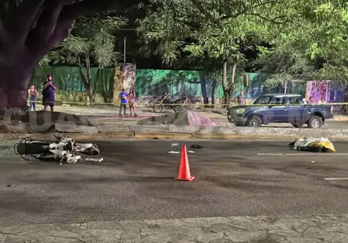 Derrapa nuevamente joven motorista y fallece