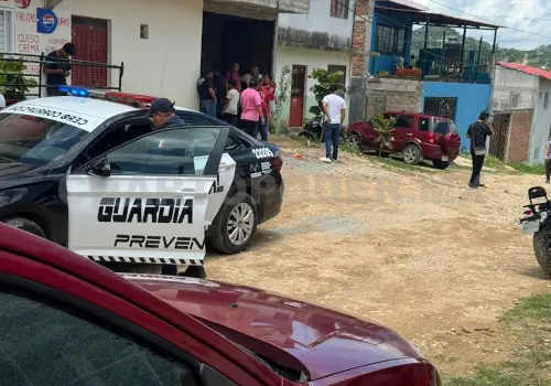 Mete camioneta en reversa y mata a su hijo