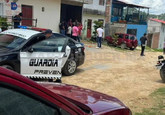 Mete camioneta en reversa y mata a su hijo