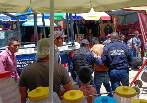 Locatarios atrapan a un ladrón y es entregado