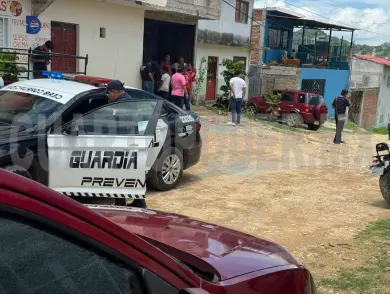 Mete camioneta en reversa y mata a su hijo