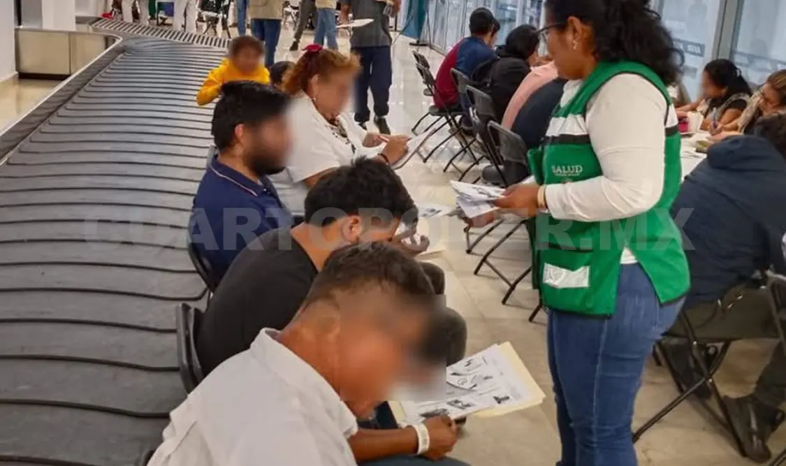 Arriba avión con repatriados de EE.UU.