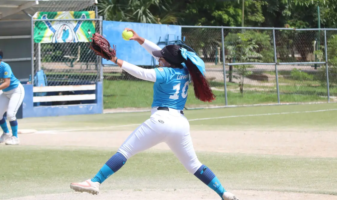 Las jugadoras muestran concentración y entrega en cada jugada desarrollada en Caña Hueca. Diego Pérez/CP