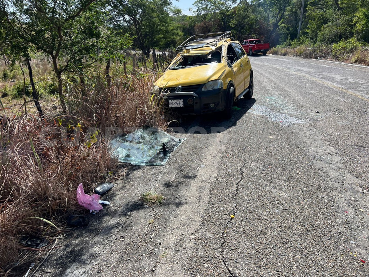 Jóvenes destrozan su vehículo vía a Uninajab