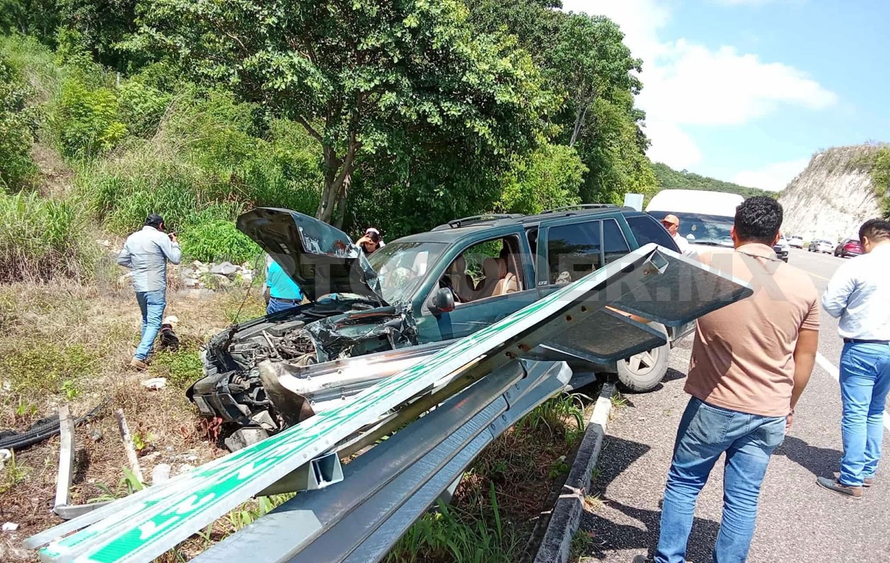 Chocan en una barra de contención; dos lesionados