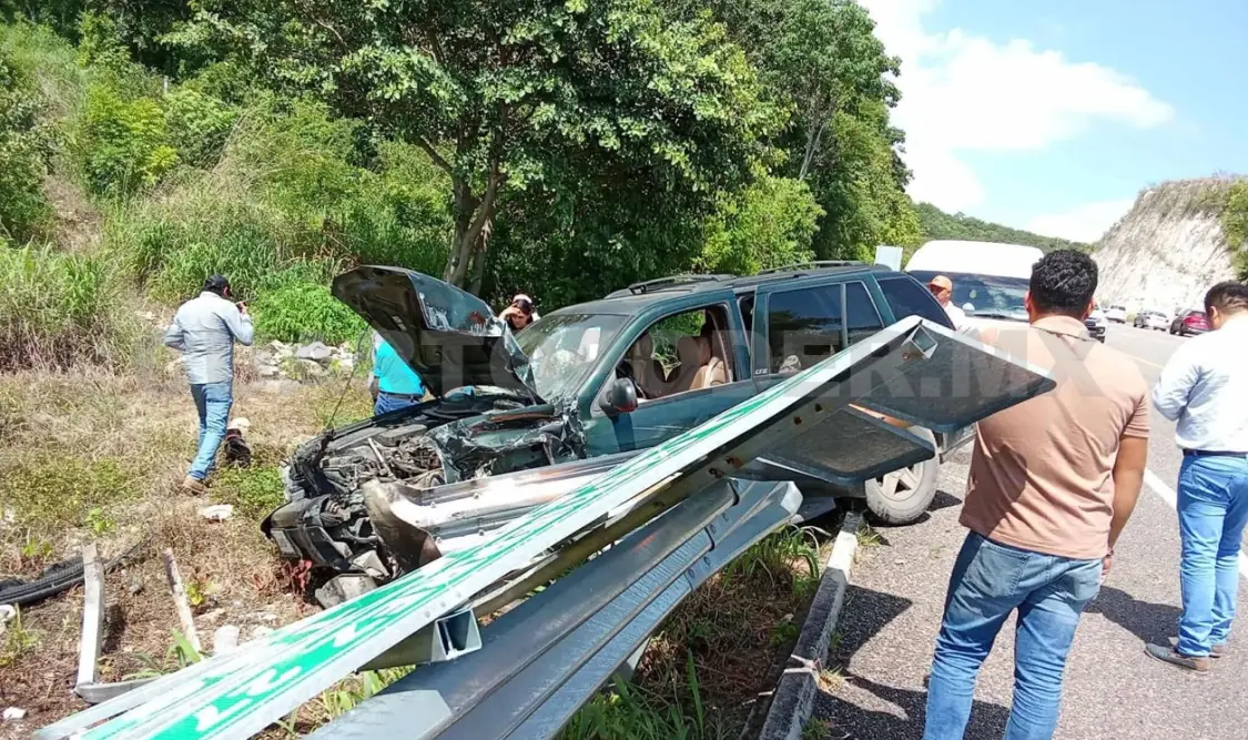 Chocan en una barra de contención; dos lesionados