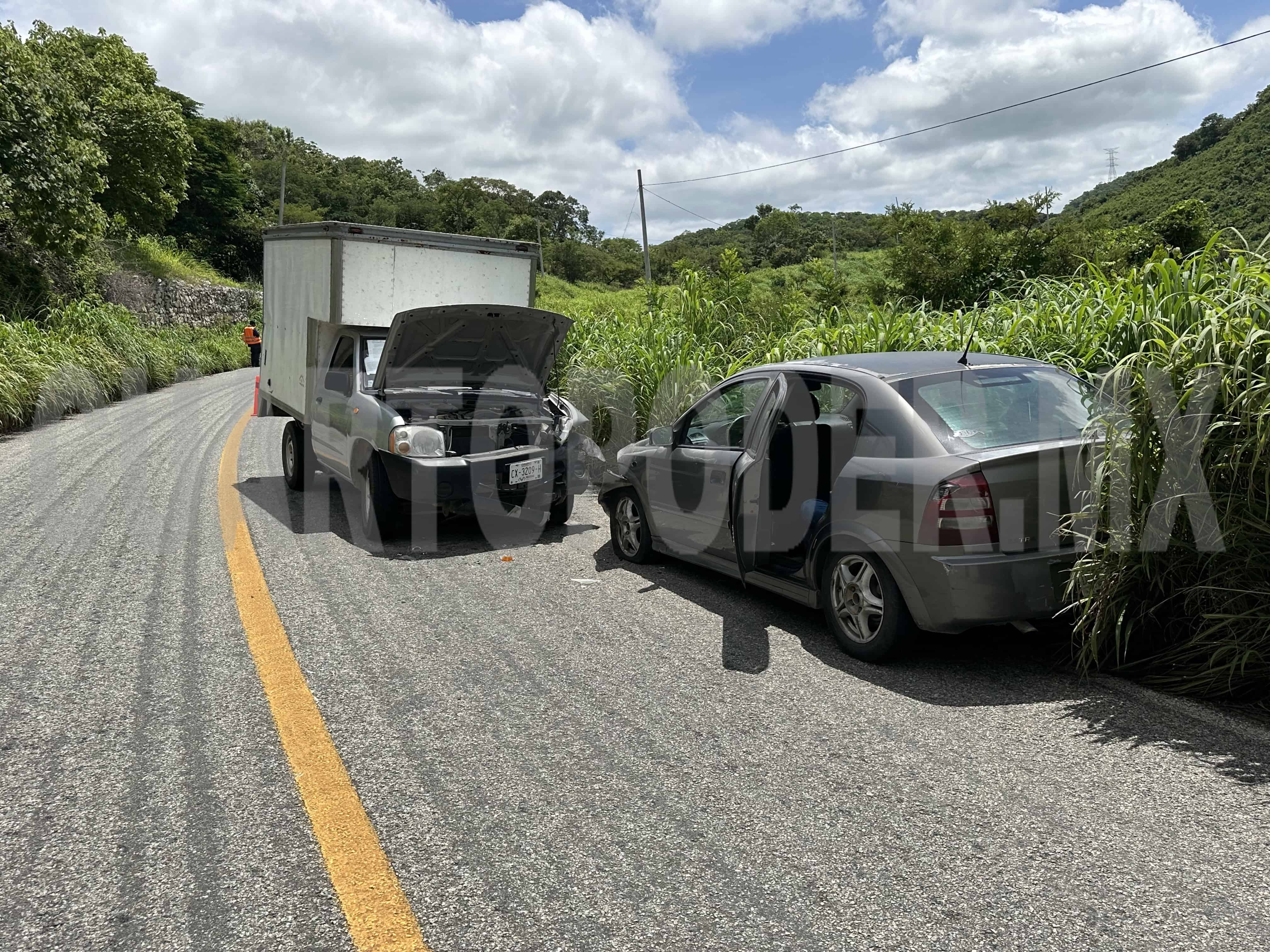 Colisiona luego de invadir el carril contrario