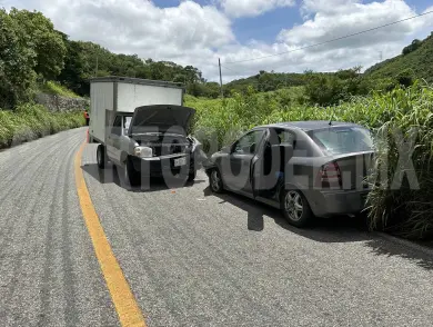Colisiona luego de invadir el carril contrario