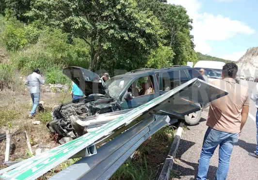 Chocan en barra de contención; dos lesionados