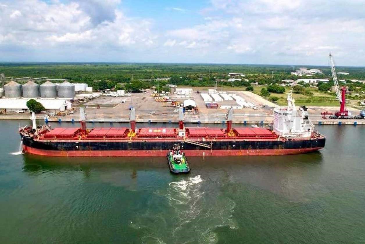 Llega en barco balasto para Línea K del Interoceánico