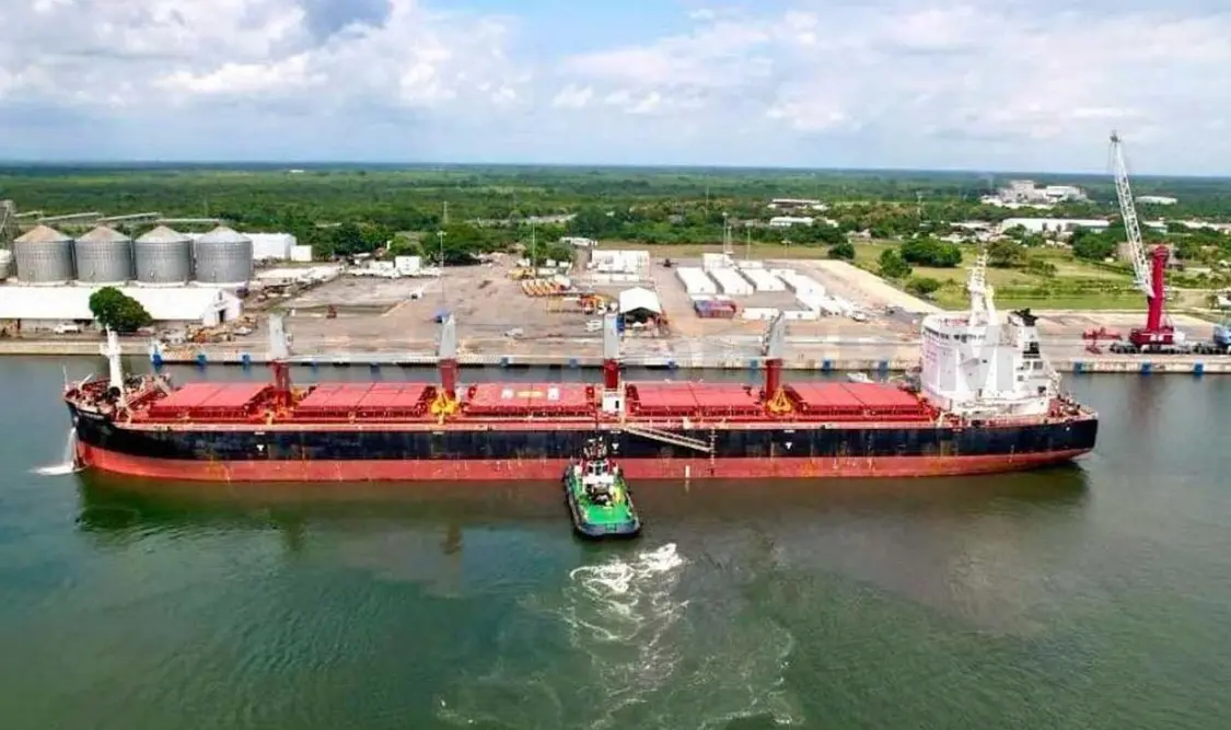 Llega en barco balasto para Línea K del Interoceánico