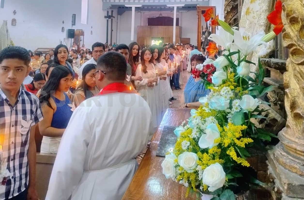 Reciben el sacramento de la confirmación