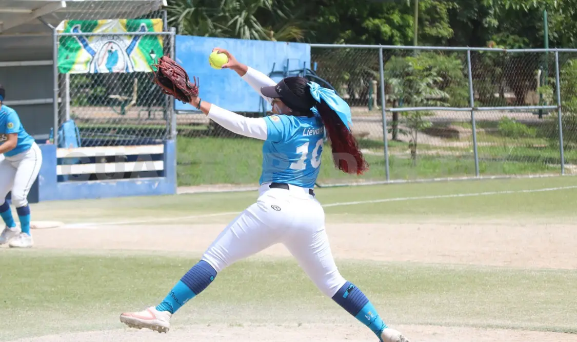 El ambiente en el campo refleja la pasión y el compromiso de las participantes. Diego Pérez/CP