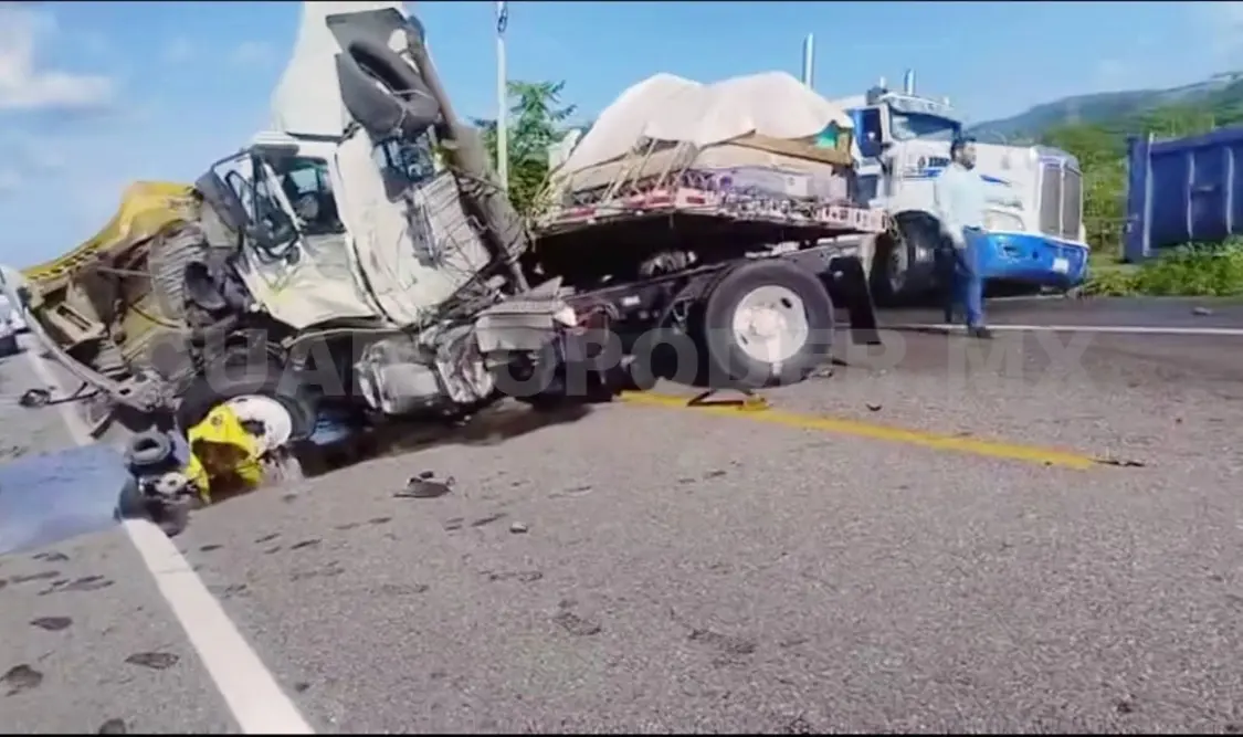 Eran tres tractocamiones, dos con remolques planas y otro con góndola. Uno quedó destrozado y los dos restantes con daños parciales. Genaro Sánchez / CP