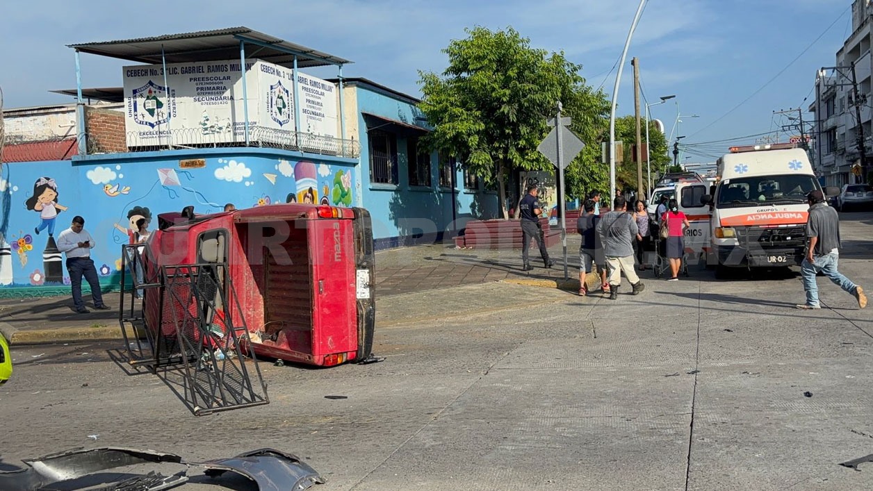 Tras impacto, pick up se estampa en un semáforo