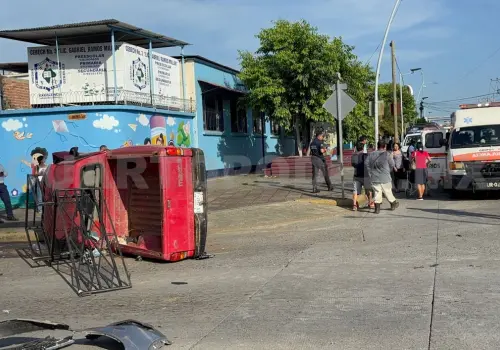 Tras impacto, pick up se estampa en un semáforo