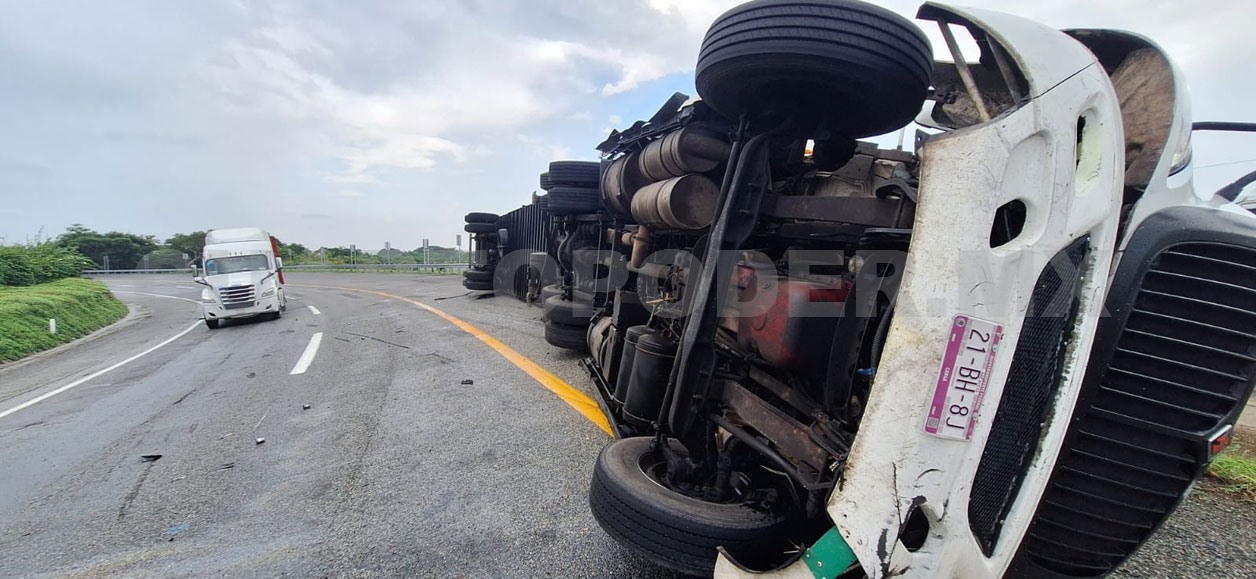 Se accidenta tractocamión en curva peligrosa