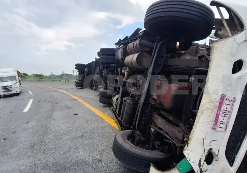 Se accidenta tractocamión en curva peligrosa