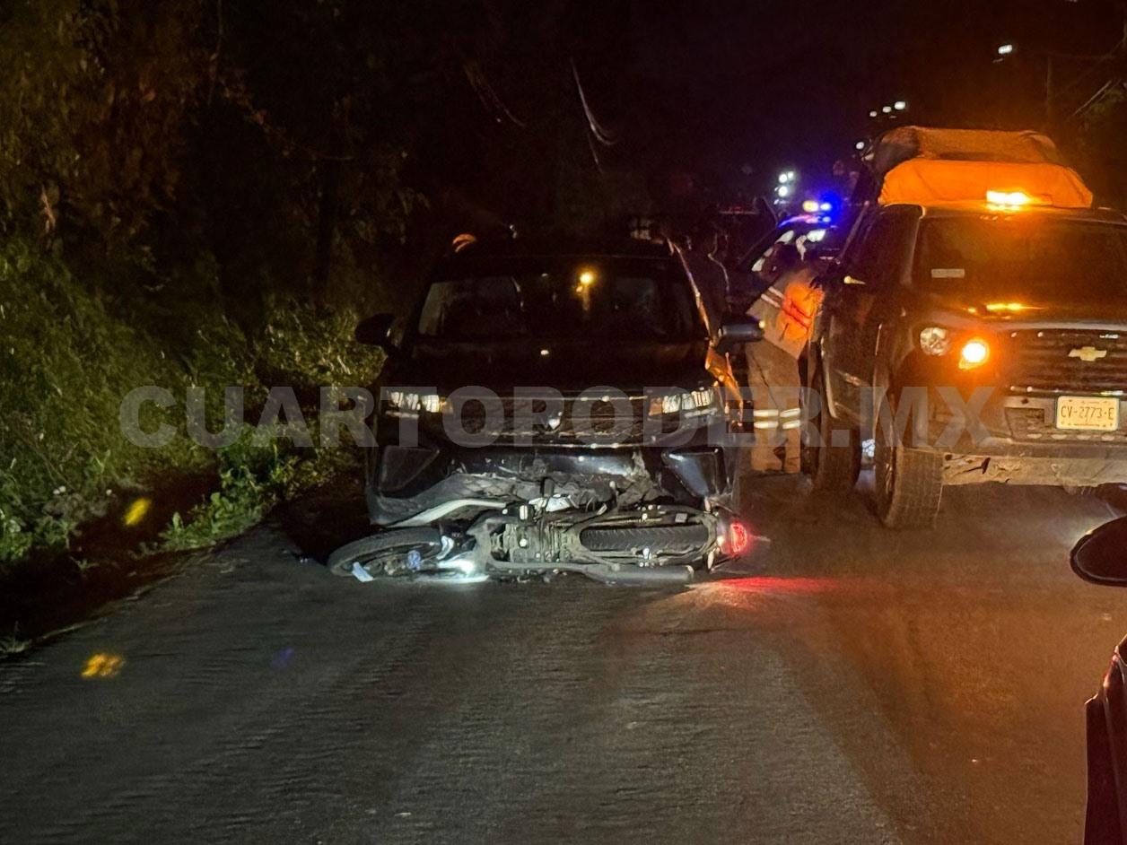 Motociclista invade carril y choca en camioneta