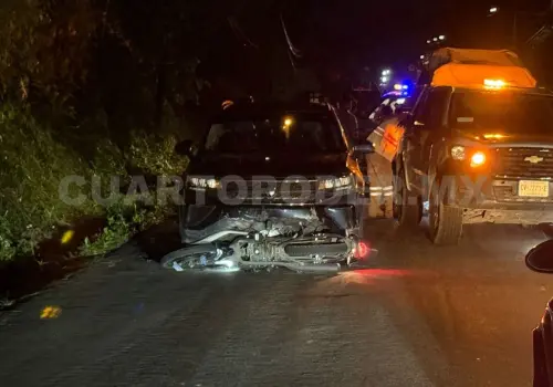 Motociclista invade carril y choca en camioneta